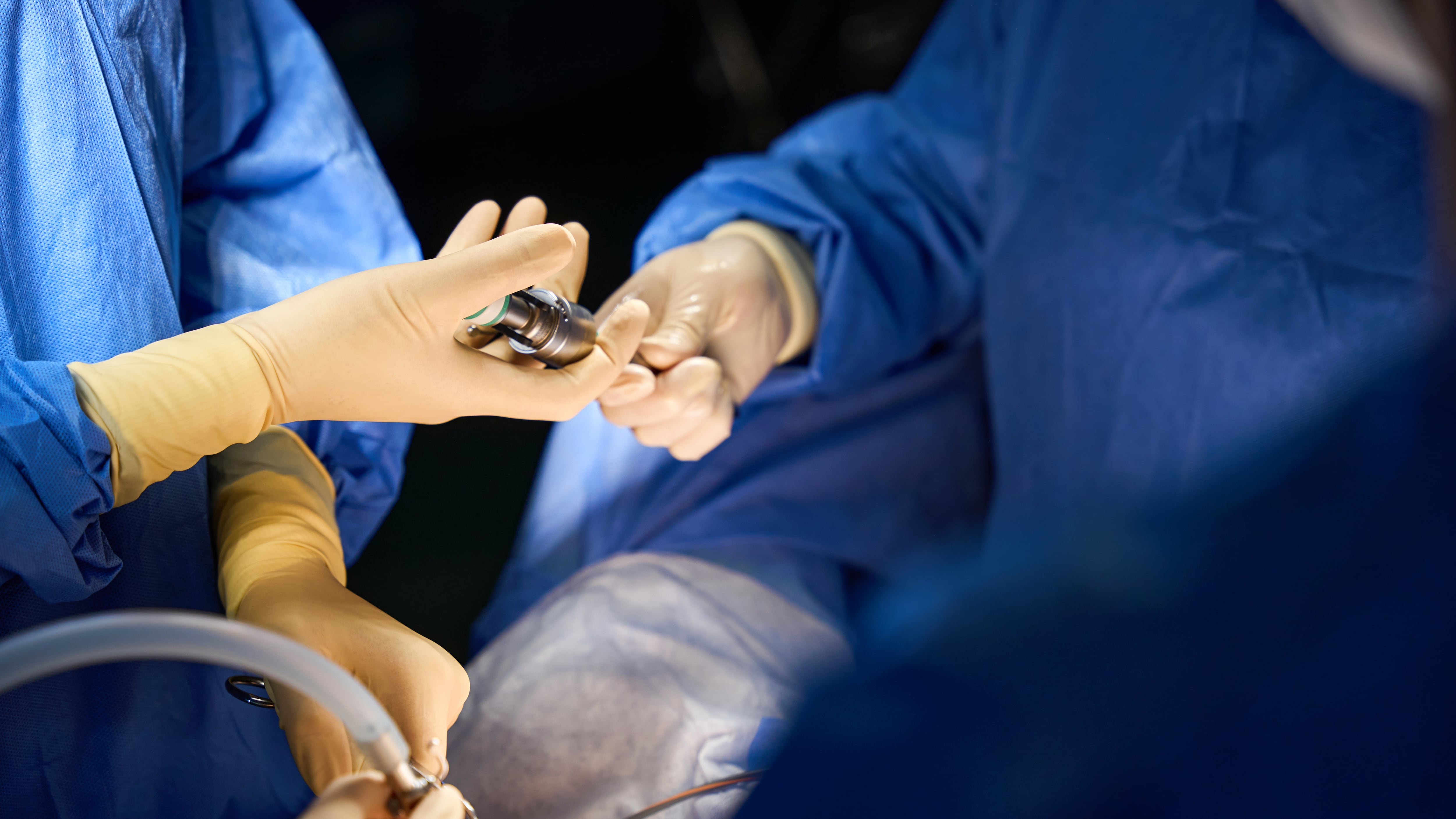 Fotos de manos en una cirugía