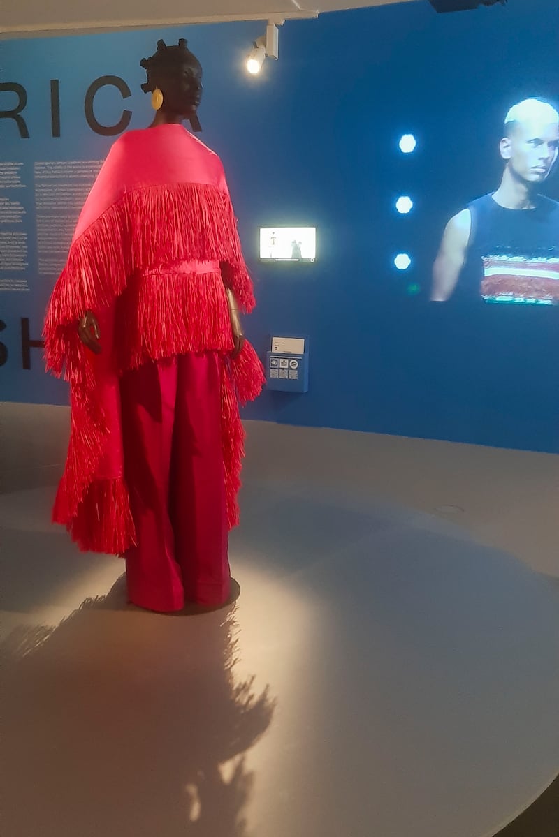 Vista de la exposición 'Africa Fashion', que se inaugura mañana, martes, y estará presente hasta el 12 de julio en el museo Quai Branly- Jacques Chirac de París. EFE/ Antonio Torres Del Cerro