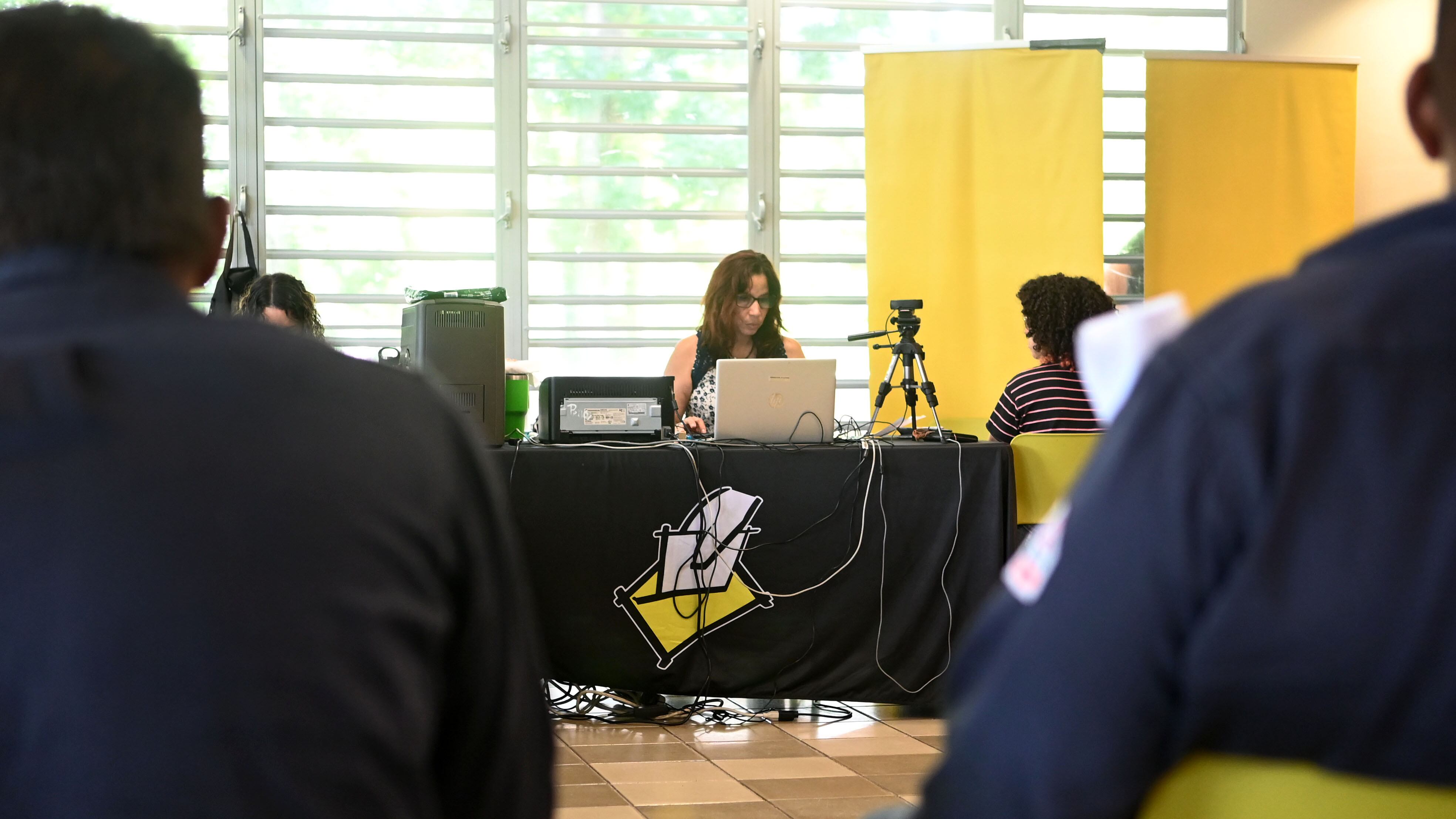 Estudiantes, trabajadores y público en general, se están inscribiendo en el Centro de Estudiantes, UPR