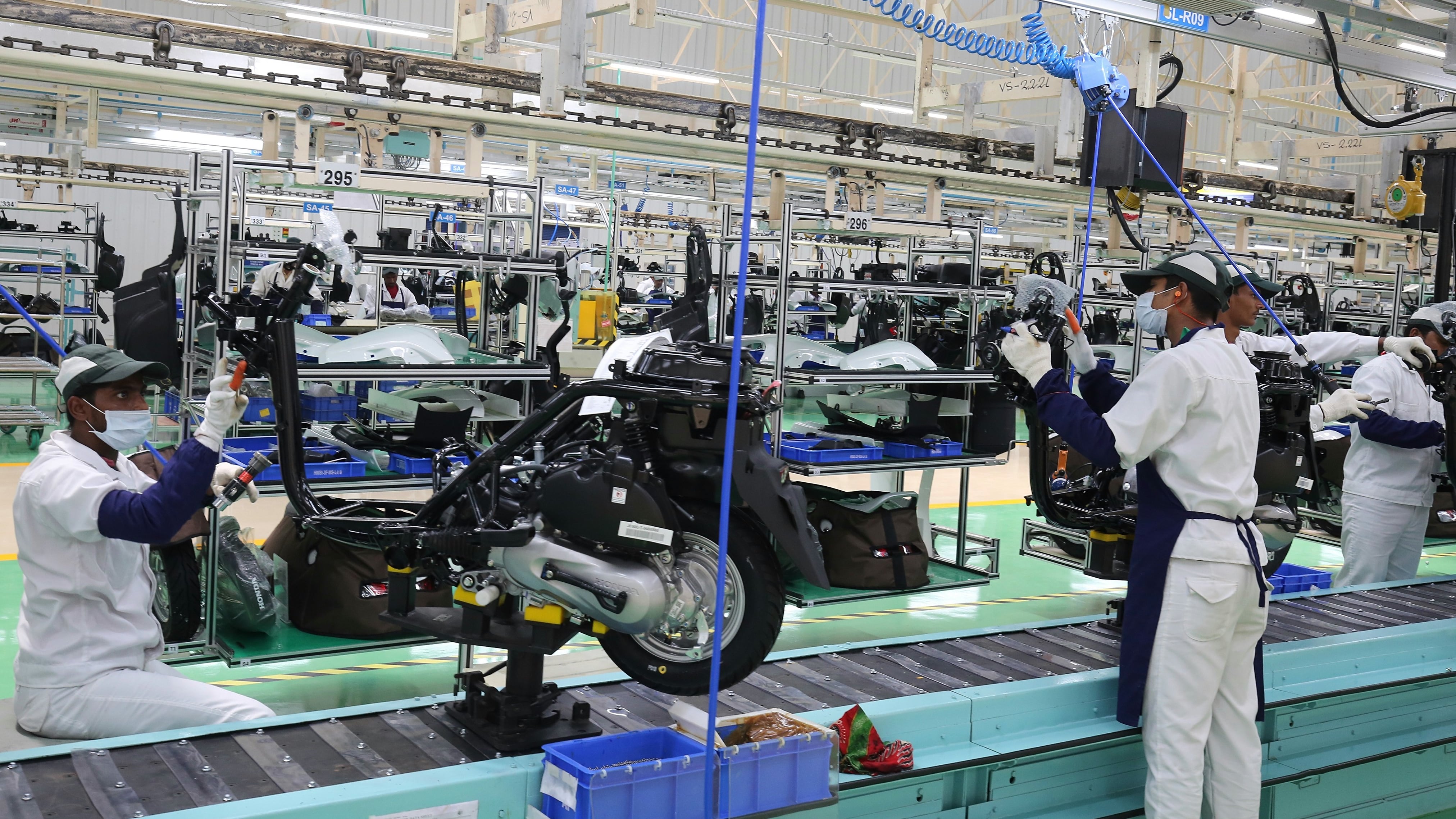 Trabajadores de la Honda Motorcycle and Scooter India Pvt. Ltd. (HMSI) ensamblan uno de sus modelos en la planta Narsapura, en Bangalore, India. EPA/JAGADEESH NV