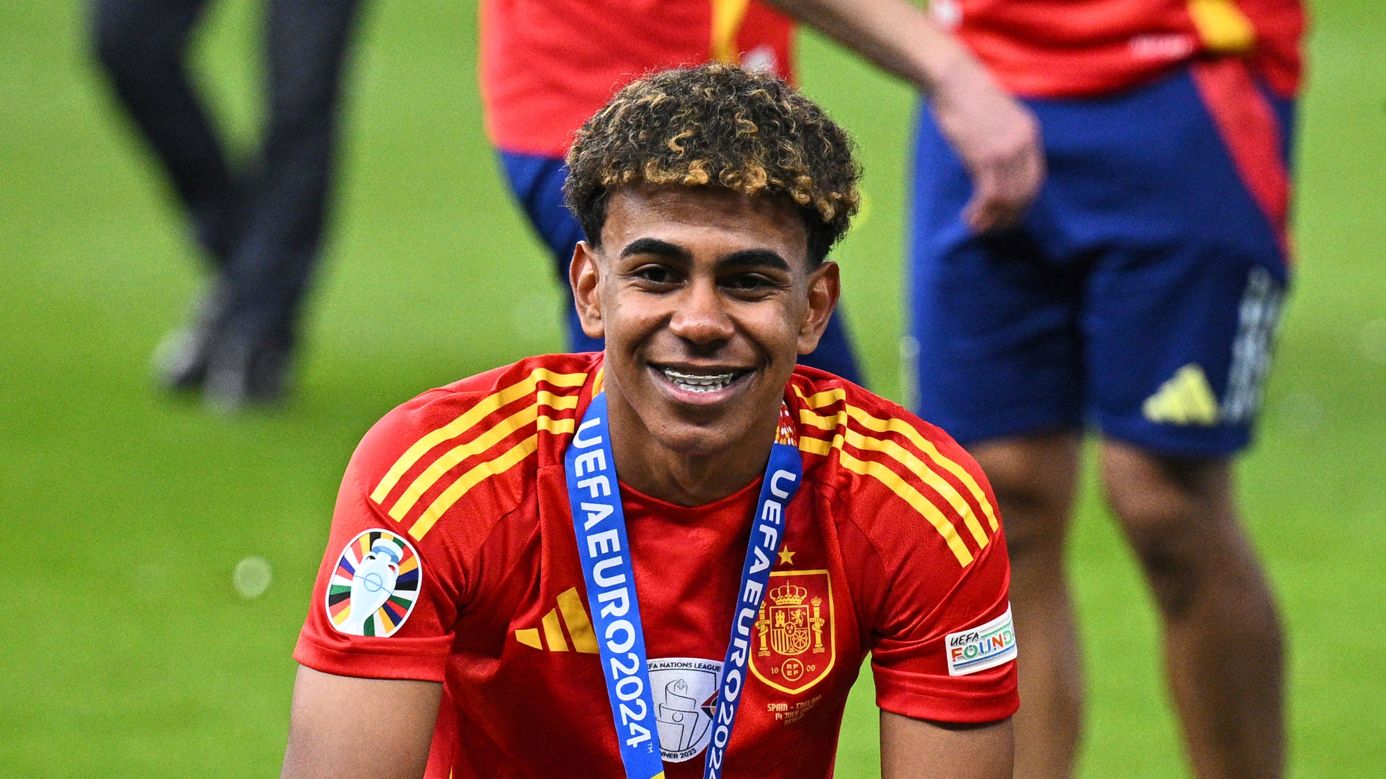 El cumpleañero Lamine Yamal gana la Euro 2024 y el premio al mejor