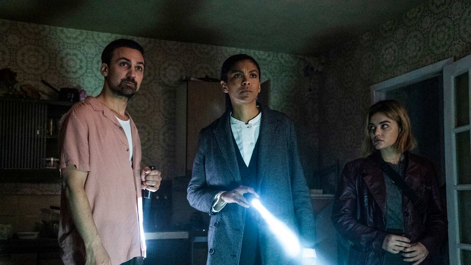 Henry Lloyd-Hughes como el sargento Nathan Rose, Thalissa Teixeira como la inspectora Emily Baxter y Lucy Hale como la detective Lake Edmunds.