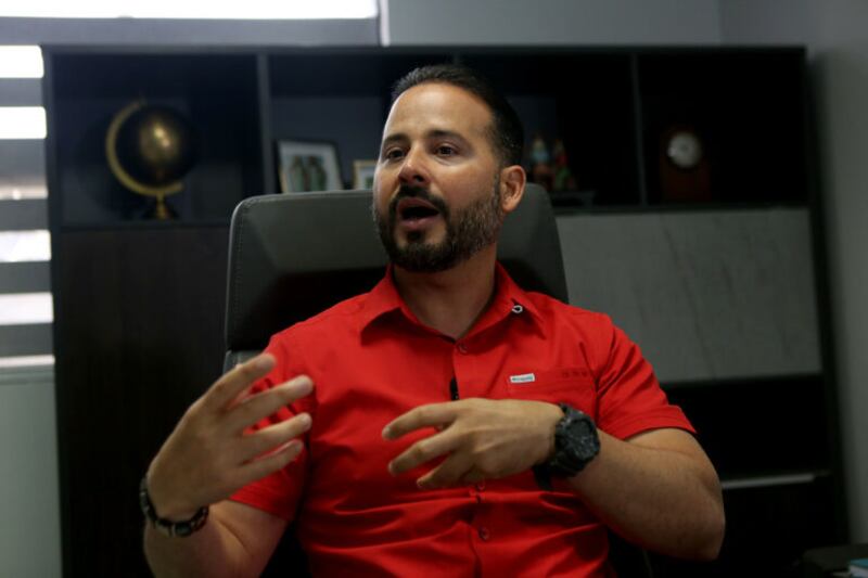 El alcalde de Villalba y presidente de la Asociación de Alcaldes, Luis Javier Hernández, dijo que cada municipio ha tenido que levantar su propia base de datos de los dependientes de electricidad.
Foto por Gabriel López Albarrán | Centro de Periodismo Investigativo