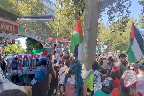 Manifestantes propalestinos ocuparon el recorrido de la vuelta Madrid y cancelaron la vuelta a España