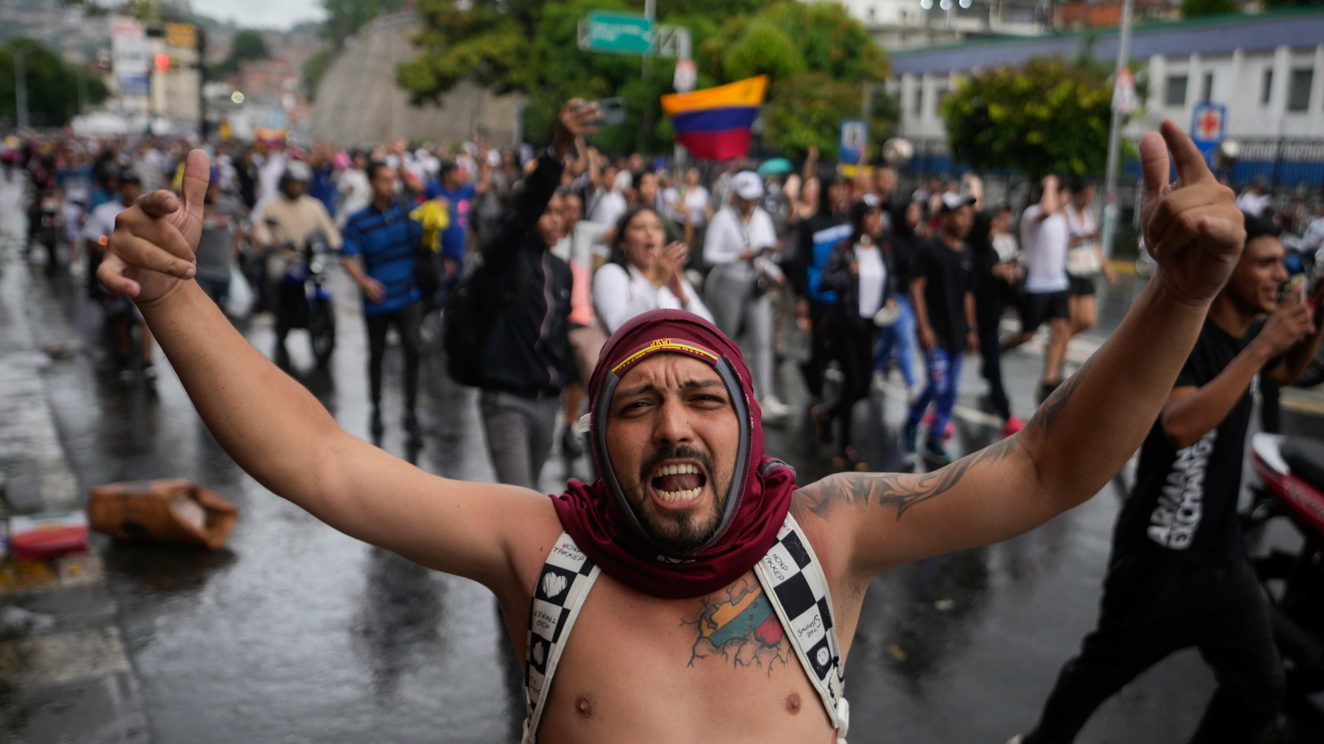 La gente protesta contra los resultados oficiales que declaran que el presidente Nicolás Maduro fue reelegido el día después de la votación en Caracas, Venezuela,