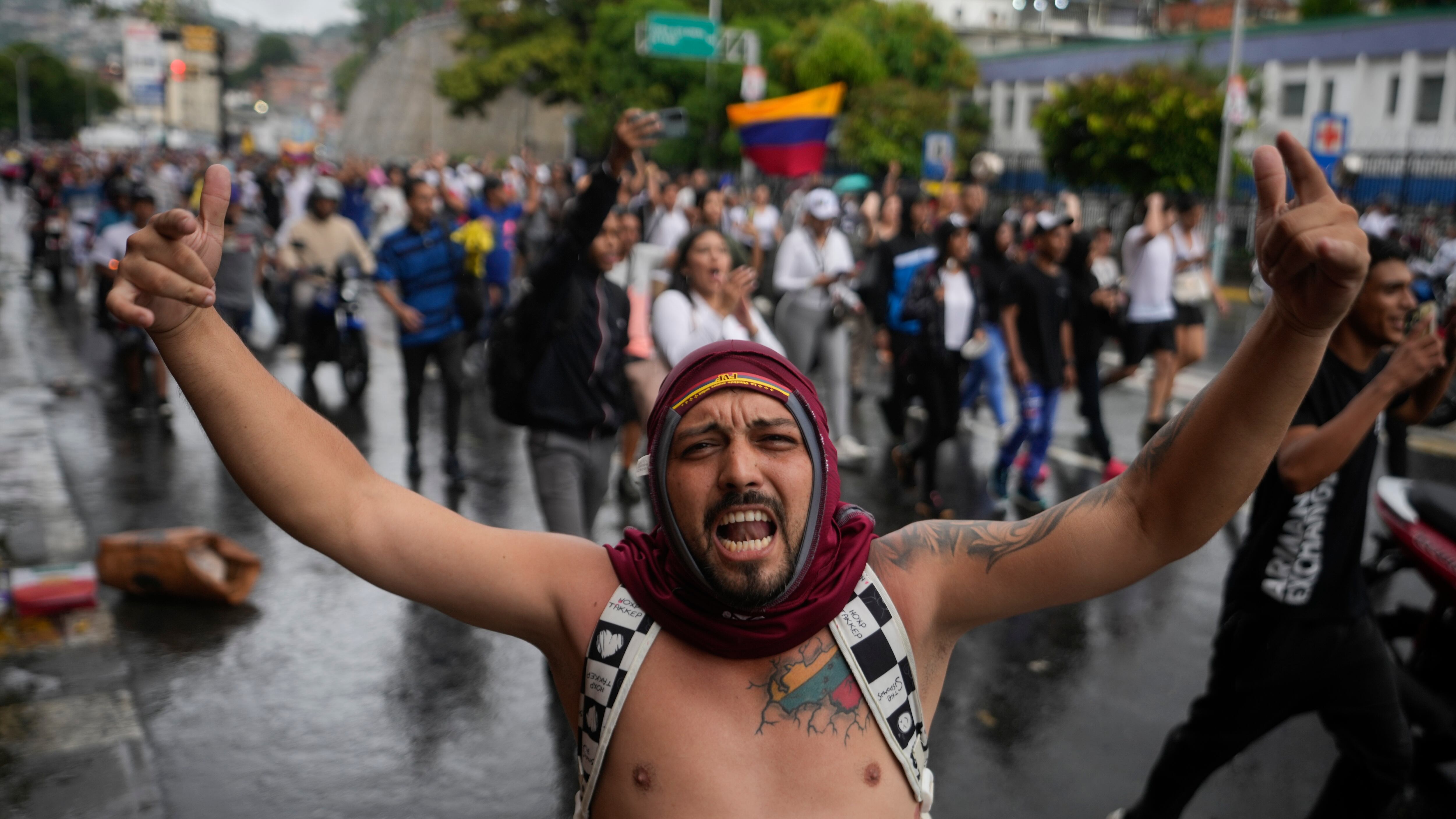 La gente protesta contra los resultados oficiales que declaran que el presidente Nicolás Maduro fue reelegido el día después de la votación en Caracas, Venezuela,