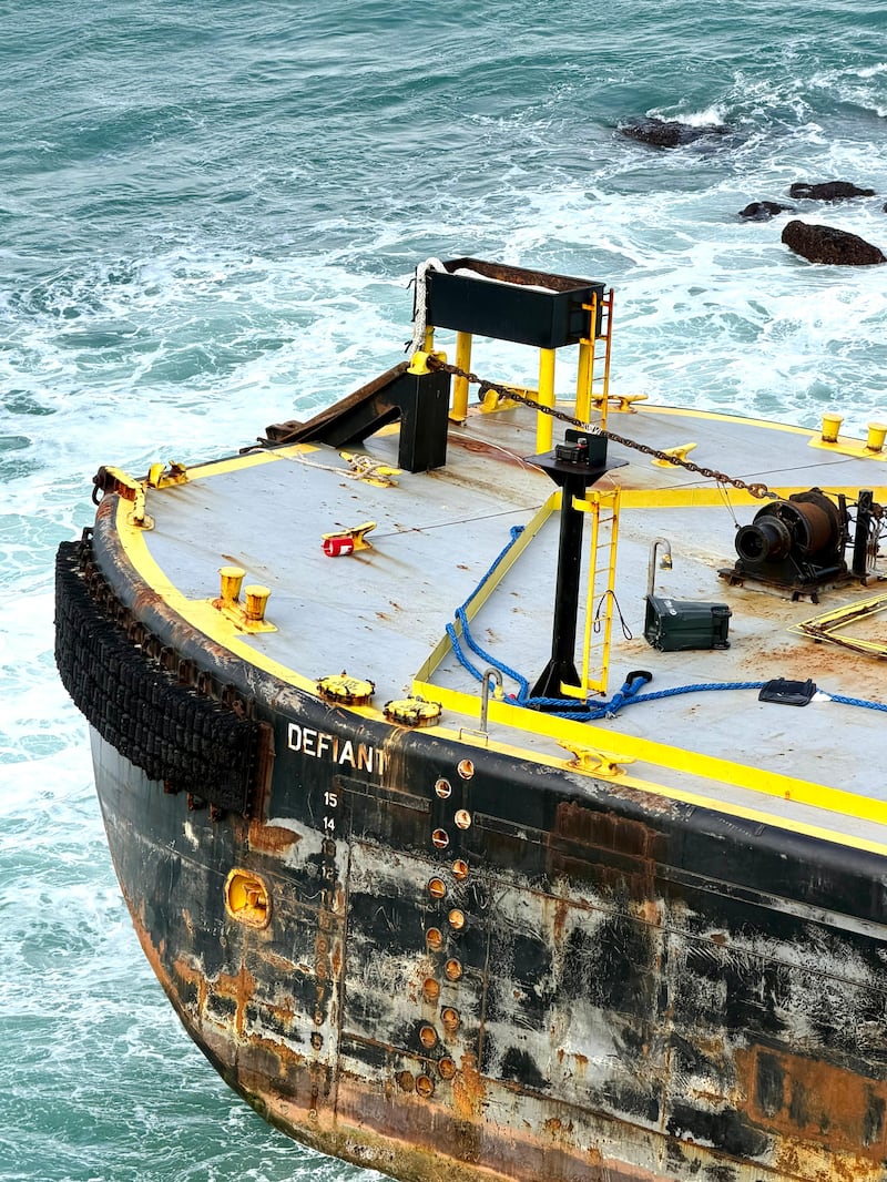 La embarcación permanece encallada en la zona del rompeolas frente al Castillo San Felipe del Morro en el Viejo San Juan.