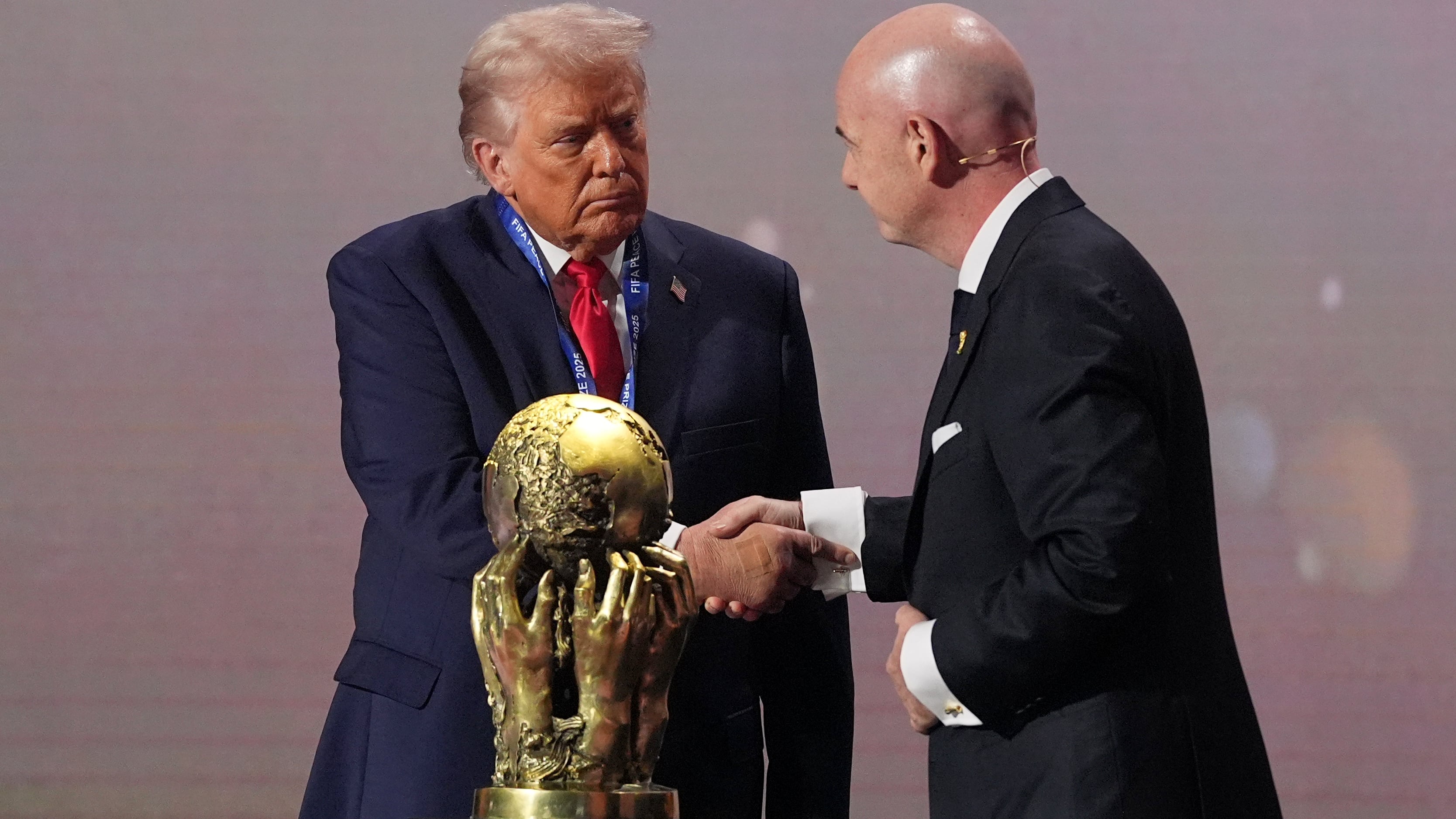 Trump recibió el premio FIFA de La Paz.