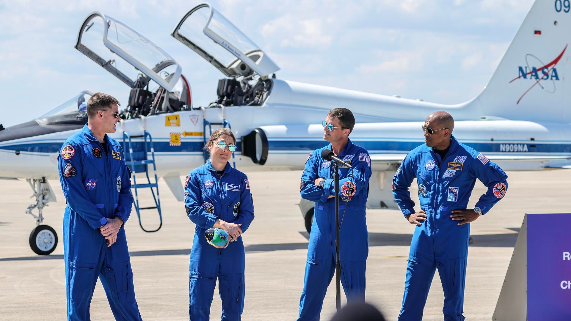 La tripulación de Artemis II (de izquierda a derecha): el especialista de misión Jeremy Hansen de la CSA (Agencia Espacial Canadiense), la especialista de misión Christina Koch, el comandante Reid Wiseman y el piloto Victor Glover, en la plataforma de lanzamiento y aterrizaje del Centro Espacial Kennedy de la NASA en Titusville, Florida, EE. UU., el 27 de marzo de 2026. EFE/CRISTOBAL HERRERA-ULASHKEVICH