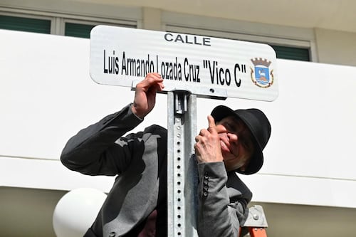 Designan calle con nombre de Vico C en Puerta de Tierra y develan mosaico en su honor