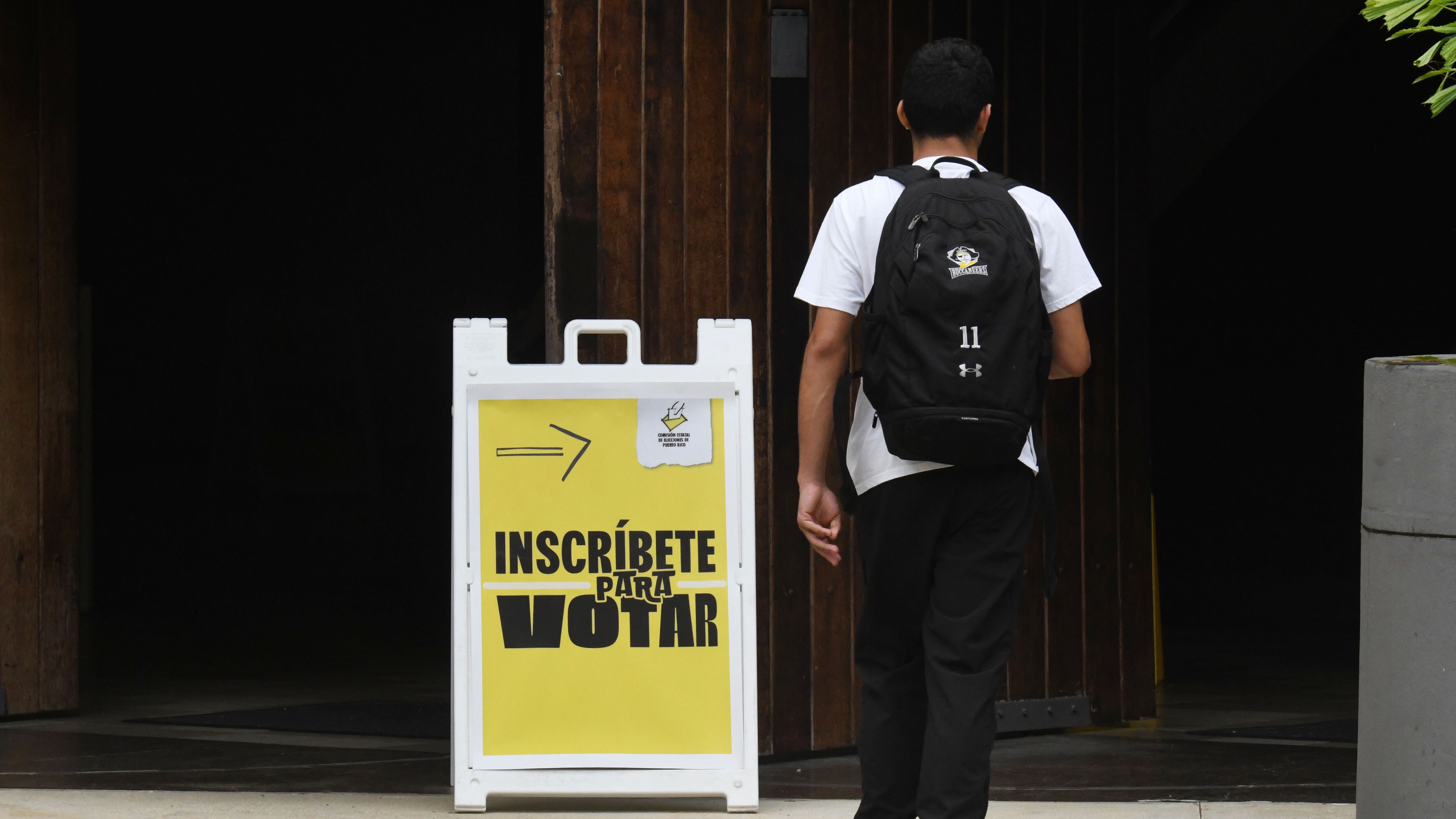 Estudiantes, trabajadores y público en general, se están inscribiendo en el Centro de Estudiantes, UPR