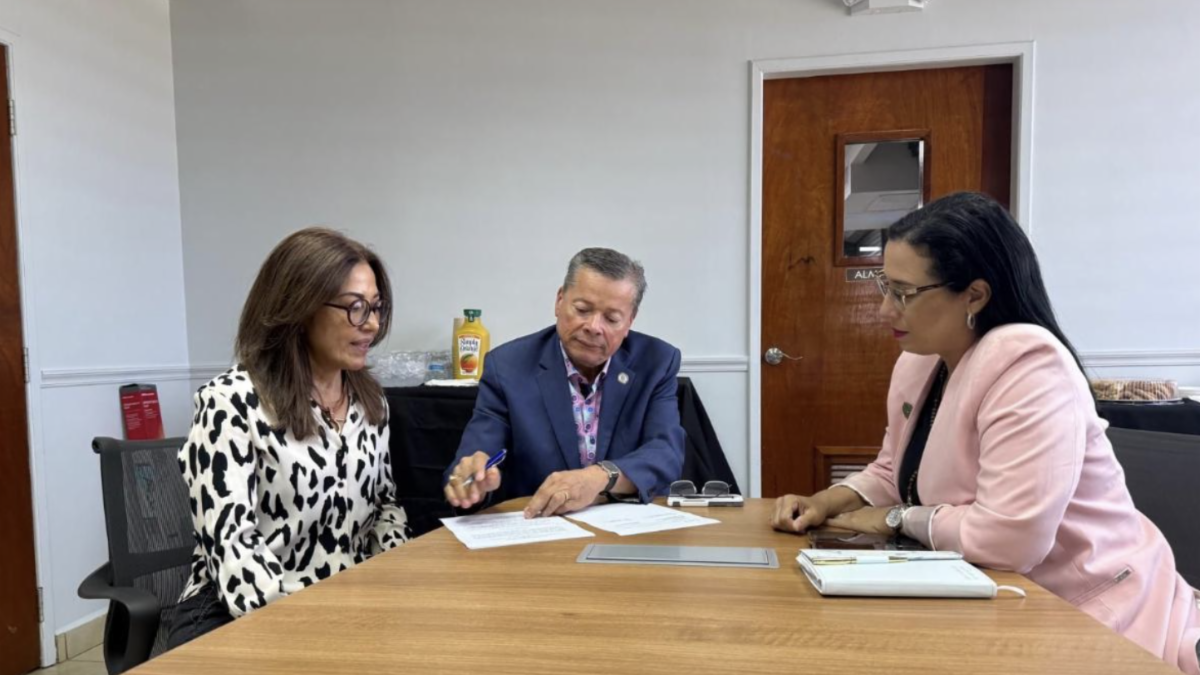PRIDCO firma acuerdo con 3APress para nueva planta de manufactura farmacéutica en Lajas
