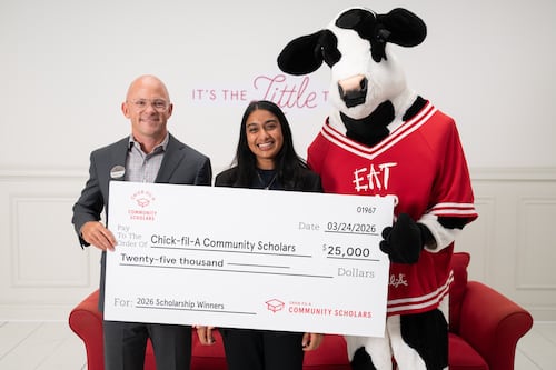Estudiante de Guaynabo recibe beca de Chick-fil-A