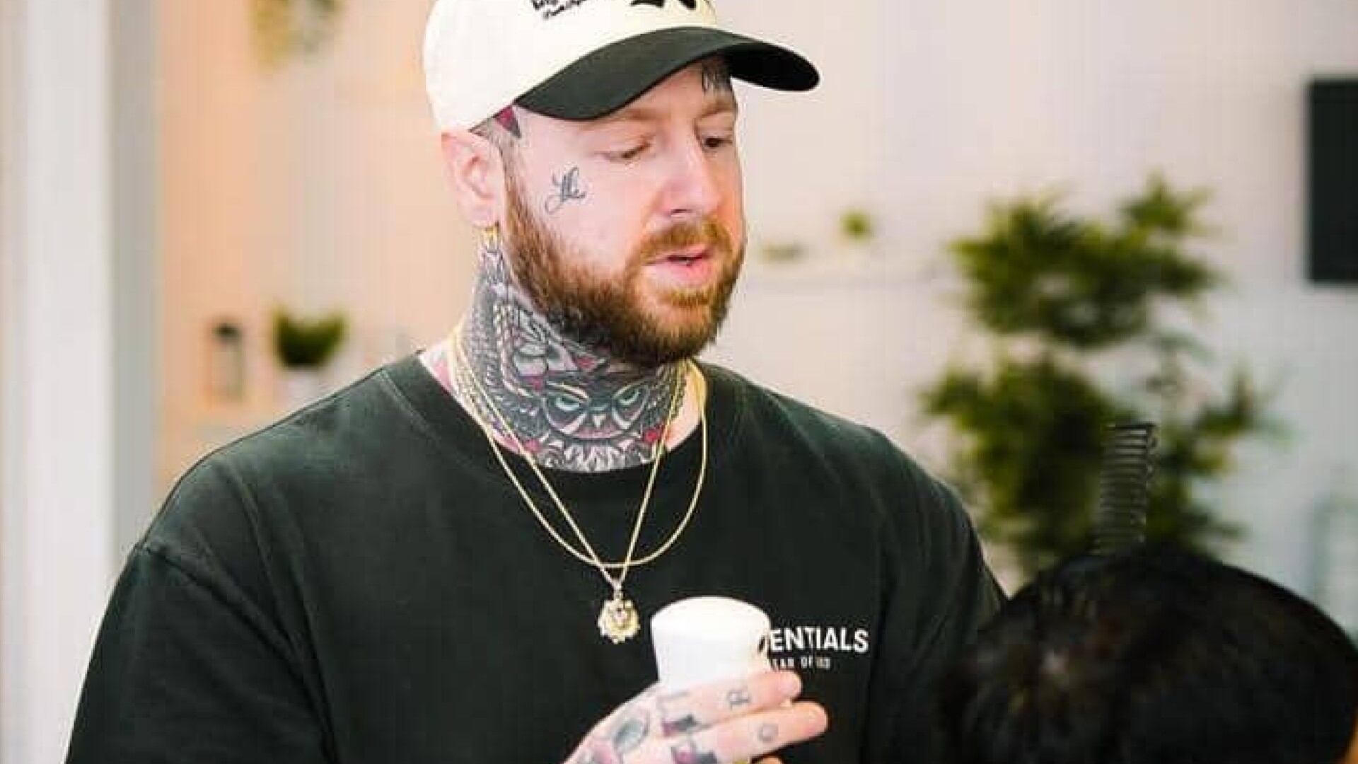 Barbero que besa en la frente a sus clientes