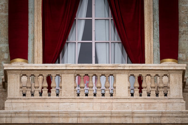 El balcón del Vaticano antes de que salga el nuevo papa