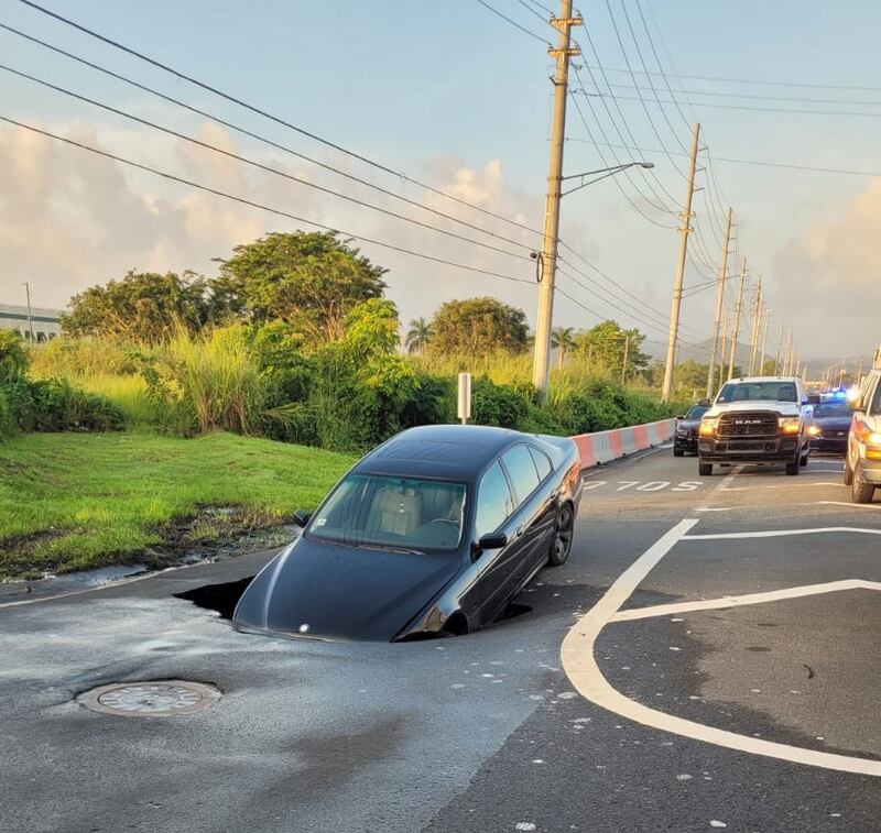 Tramo de carretera cerrada por hueco en Humacao.