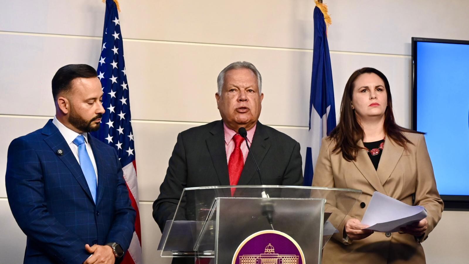 Senadores Ada Álvarez Conde, Josian Santiago y Javier Hernández Ortiz durante conferencia del PPD sobre uso de fondos del Programa de Medición Neta en Puerto Rico.