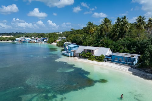 Turistas quedan atrapados en Playa Buyé por inundaciones y congestión vehicular