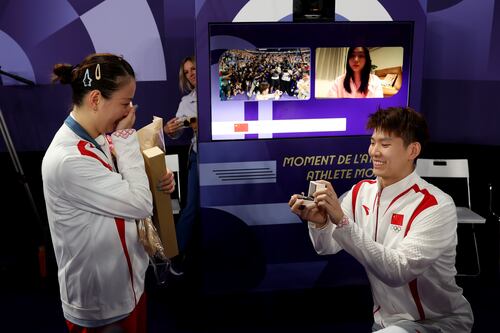 Amor de oro: atleta china se sube a lo más alto del podio y le proponen matrimonio