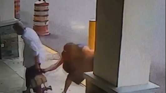 Hombre asalta a octogenaria