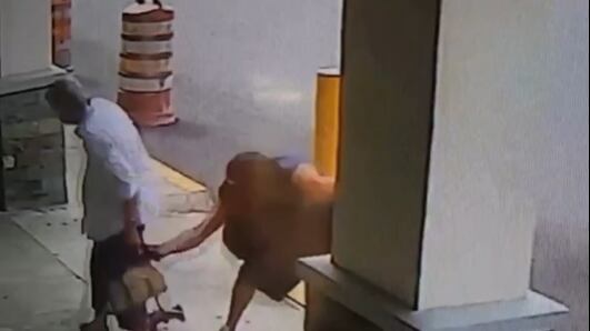 Hombre asalta a octogenaria