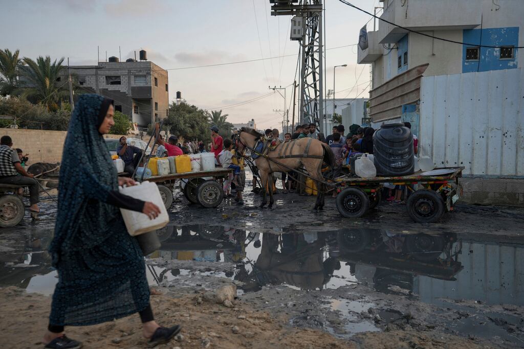 La guerra de Israel en Gaza ha diezmado el sistema sanitario de la franja y al mismo tiempo ha desplazado a la gran mayoría de la población, dejando a muchos palestinos viviendo en campamentos de tiendas de campaña cerca de montones de basura.