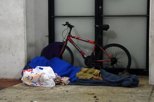 Solicitan acción inmediata del gobierno ante riesgo de pérdida de techos para personas sin hogar