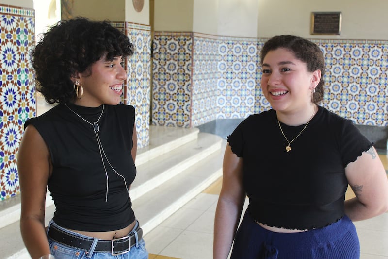 Jinelly Romero Cabrera y Ariana Santiago Díaz, de la Asociación Feminista Universitaria y estudiantes de la Universidad de Puerto Rico.
Foto por Víctor Rodríguez Velázquez | Centro de Periodismo Investigativo