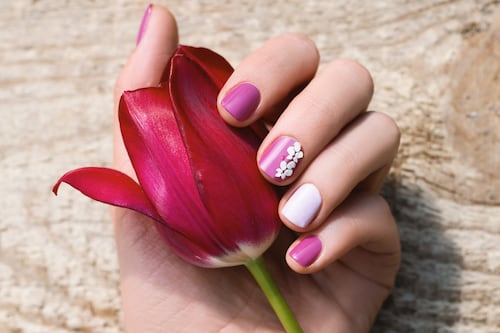 5 ideas de uñas con flores que son diferentes a lo que ya viste antes