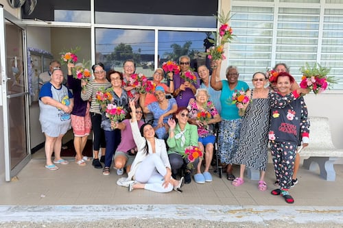 Susan G. Komen Puerto Rico reparte flores con “amor y esperanza”