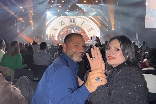Compromiso en Madrid: Eddie López propone matrimonio durante concierto de Gilberto Santa Rosa