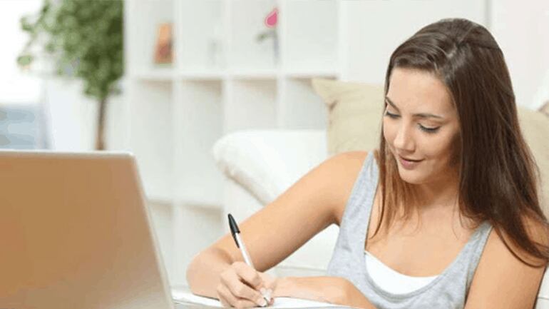 Ahorrar dinero, otra de las ventajas que tienen los hispanos al estudiar en línea.