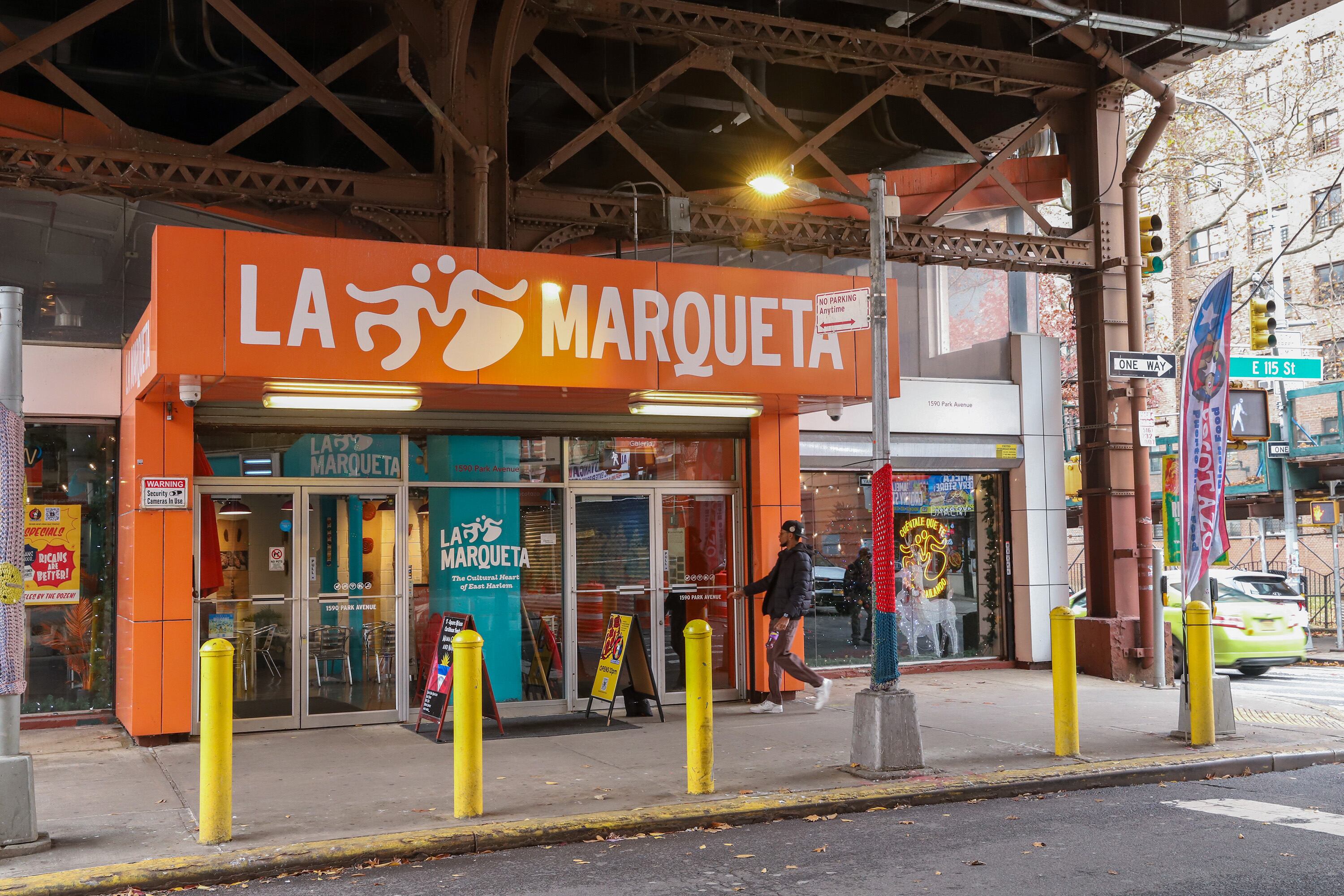 La Marqueta en East Harlem, un mercado histórico, ha sido un centro de la cultura y la comunidad puertorriqueña desde la década de 1930. Hoy, la herencia latina se transmite a través de la comida, la música y los eventos. 23 de noviembre de 2024. (Valeria Morales)