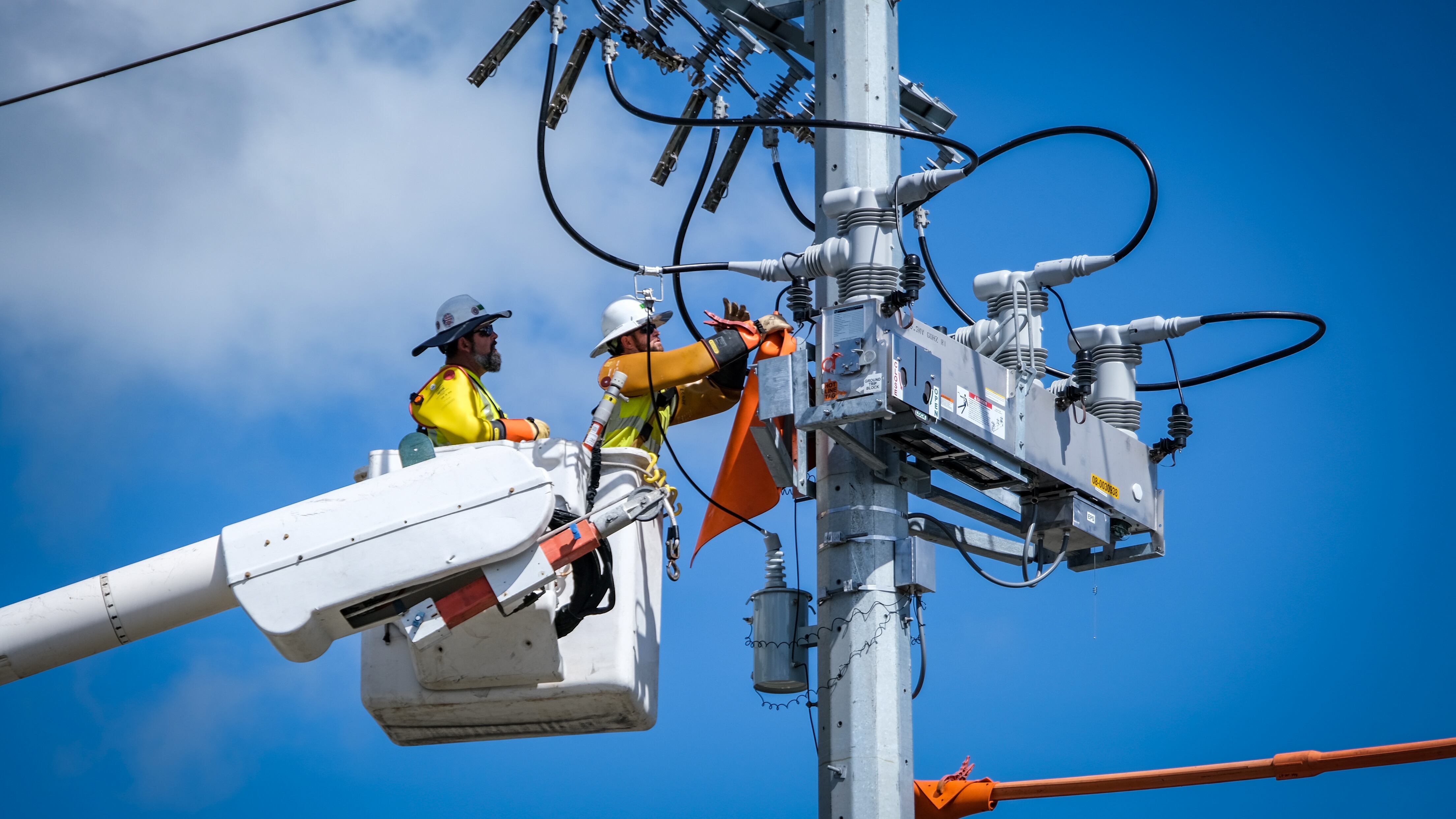 Trabajadores de LUMA Energy en trabajos de mantenimiento.