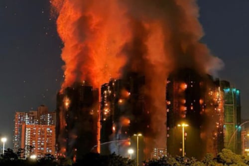 Cantidad de víctimas fatales por el incendio de rascacielos en Hong Kong llega a 151