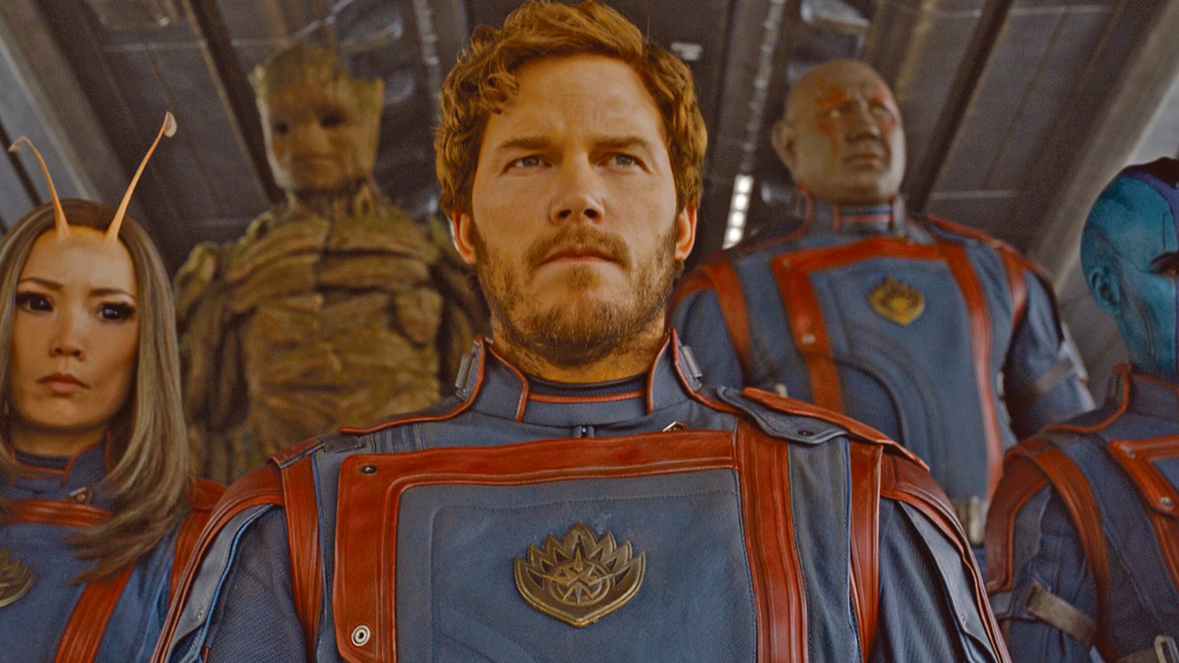 Elenco de Guardians of the Galaxy, Vol. 3 en escena. Todos miran hacia al frente.