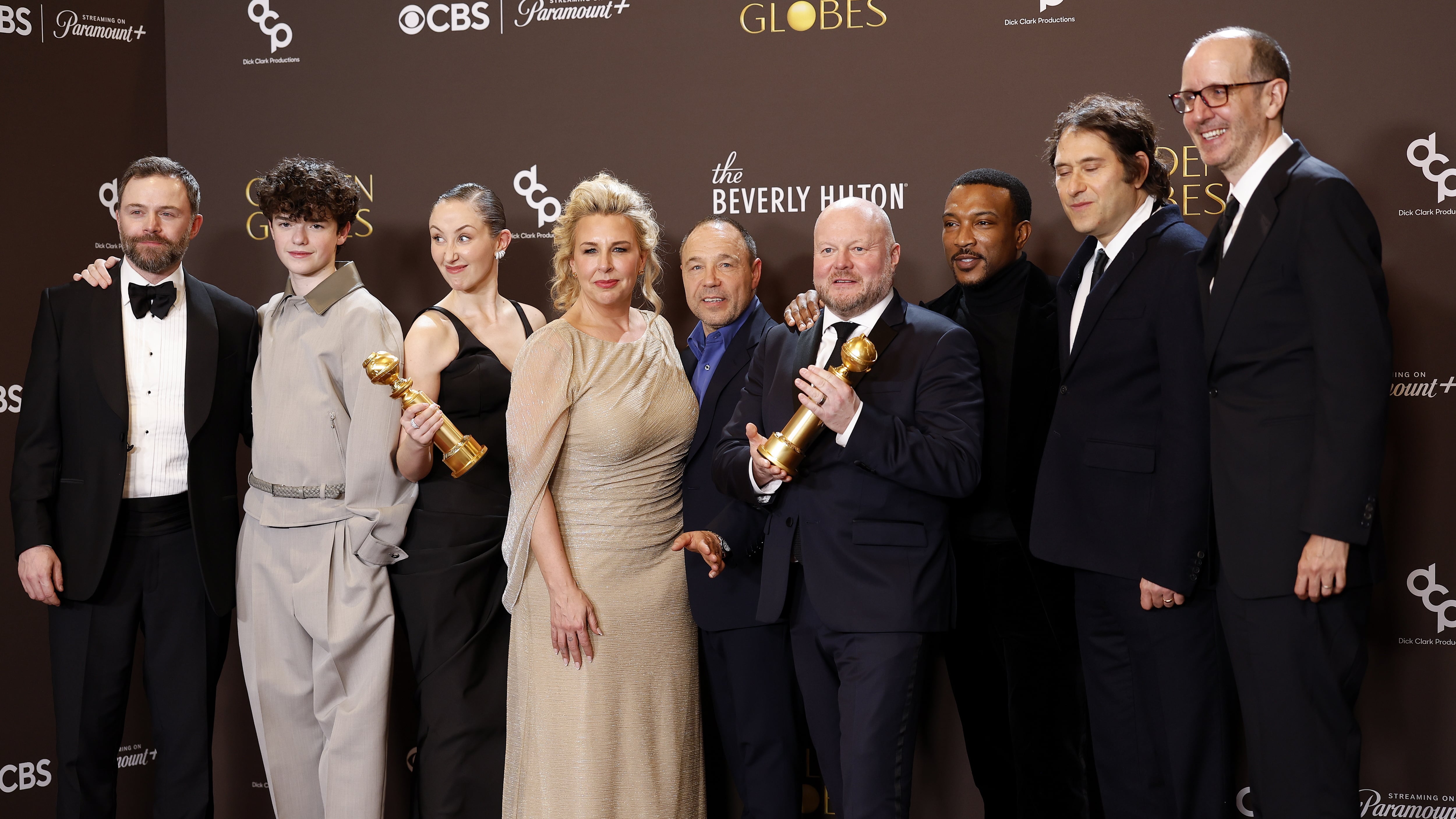 (De izquierda a derecha) el productor británico Philip Barantini, los actores británicos Owen Cooper, Erin Doherty, Hannah Walters, Stephen Graham, el productor de cine británico Mark Herbert, el actor británico Ashley Walters, el productor de cine estadounidense Jeremy Kleiner y el guionista británico Jack Thorne posan con el premio a la Mejor Serie de Televisión Limitada, Antología o Película para Televisión por 'Adolescence' durante la 83ª edición de los Golden Globe Awards.