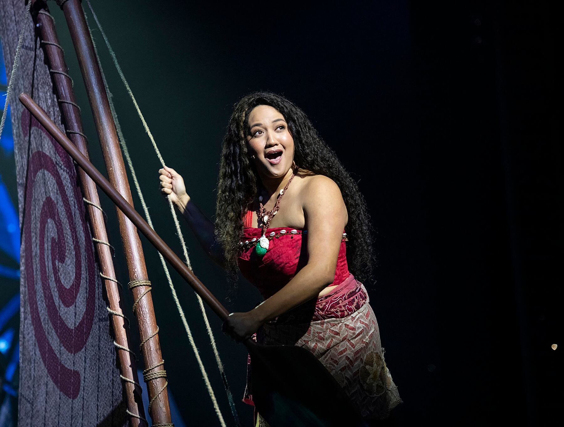 “Disney The Tale of Moana” da vida por primera vez a la historia de aventuras de Moana en el Walt Disney Theatre a bordo del nuevo barco de Disney Cruise Line, el Disney Treasure. Con una escenografía y una música llena de elementos de la cultura de las Islas del Pacífico que inspiran el clásico cuento de iniciación, esta innovadora producción sumergirá al público en una aventura transformadora por tierra y mar. Los visitantes vivirán la historia de Moana como nunca antes, con nuevas canciones, marionetas a gran escala y efectos especiales innovadores.