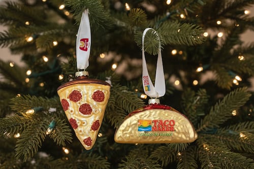 Pizzas y tacos en tu árbol de Navidad: el adorno que también aporta a una buena causa