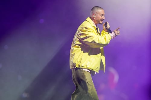 J Balvin realizó homenaje a Yeison Jiménez durante su primer concierto del año en el país