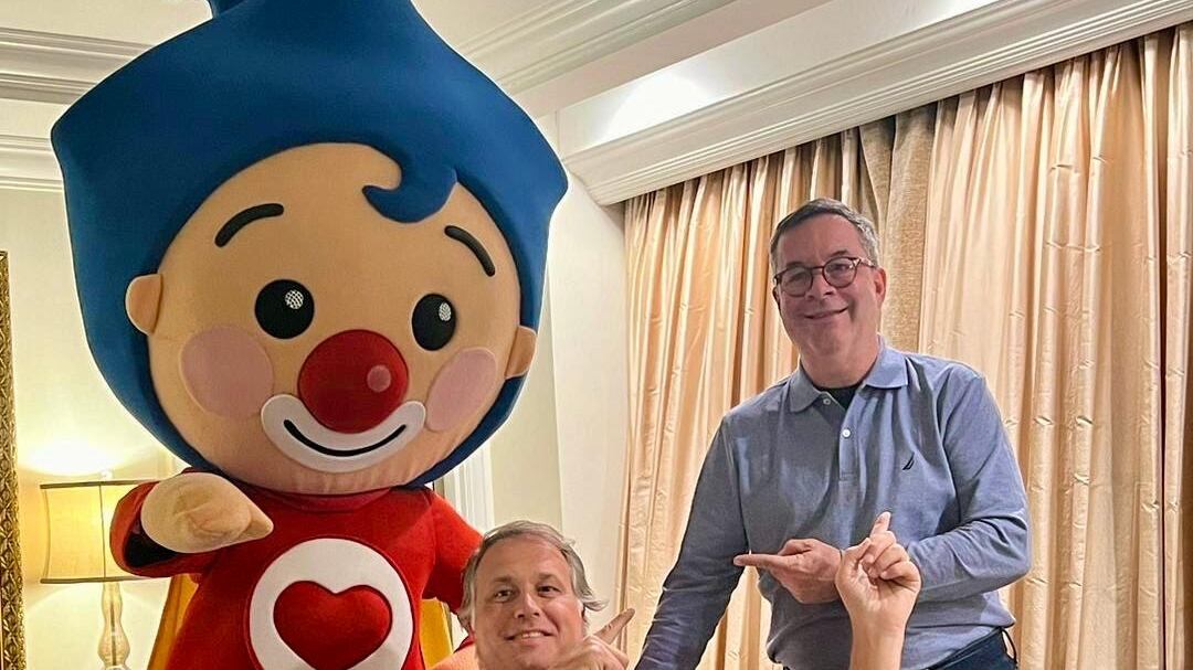 Rafo Muñiz firma acuerdo para producir gira de Plim Plim en mercados de Puerto Rico y Estados Unidos.