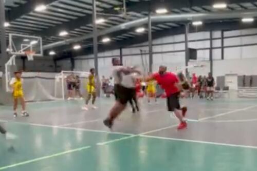 Árbitro noquea a un padre después de reclamar una falta en un juego de baloncesto