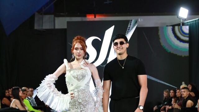 El novel diseñador Isaac Molina junto a Valeria Nicole Pérez, actual Miss Mundo de Puerto Rico.