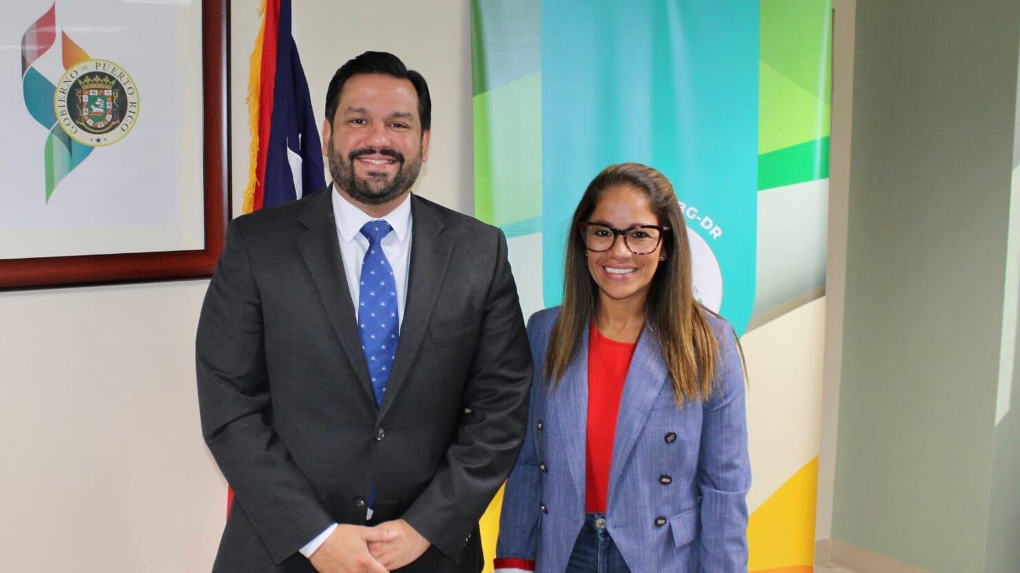 Secretario de Vivienda y la alcaldesa de Salinas.