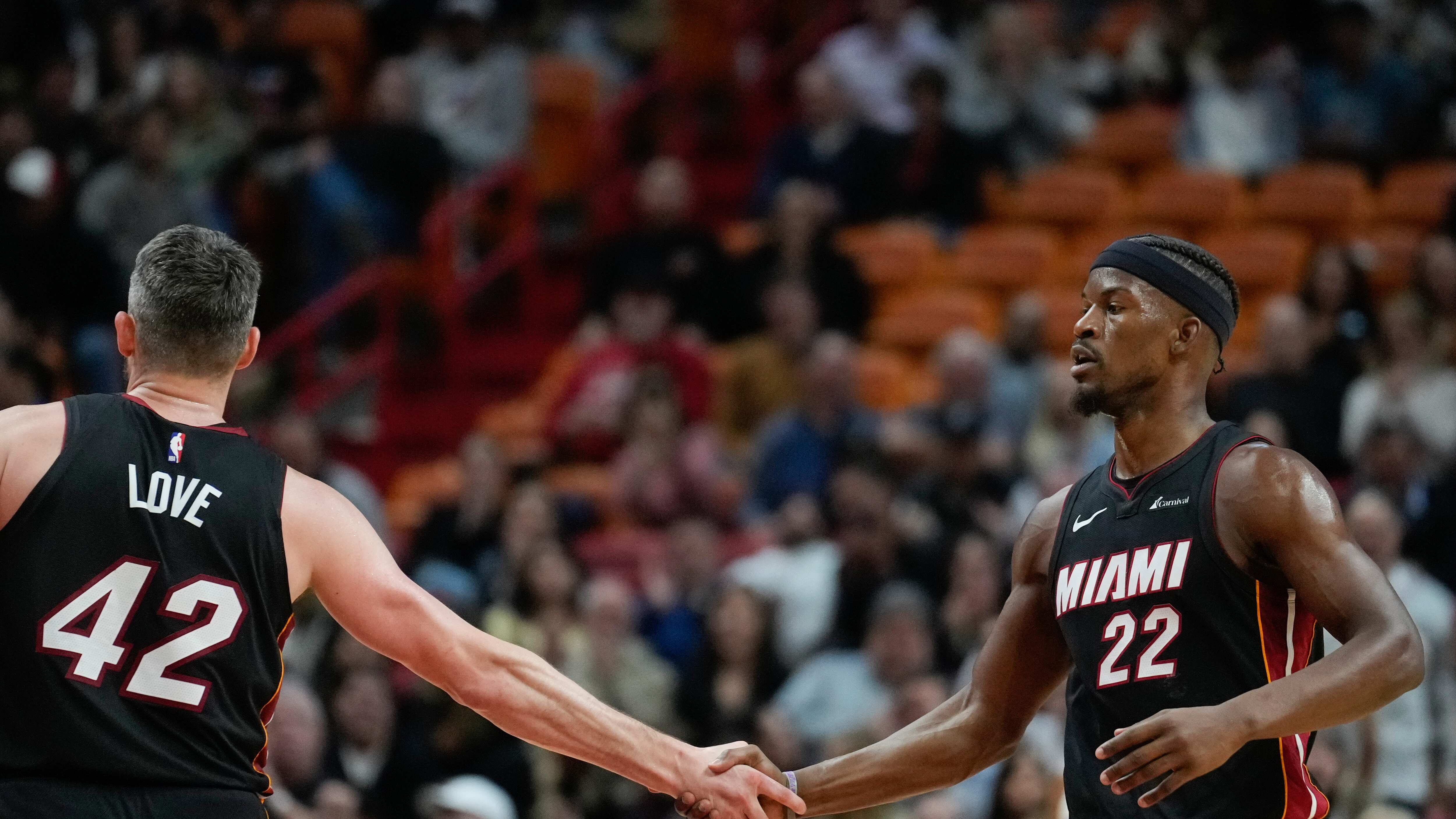 El alero del Heat de Miami Jimmy Butler celebra con su compañero Kevin Love en el encuentro ante el Magic de Orlando el martes 6 de febrero del 2024. (AP Foto/Rebecca Blackwell)