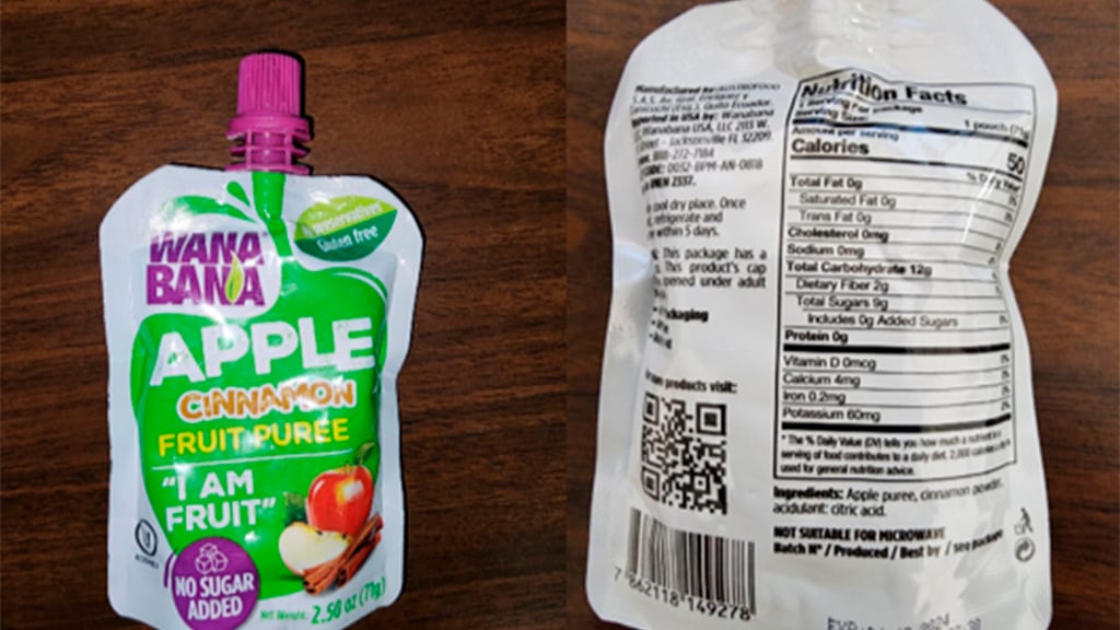 En esta imagen, difundida por la Administración de Alimentos y Medicamentos de Estados Unidos (FDA, por sus siglas en inglés) el 28 de octubre de 2023, se ve un paquete de puré de frutas WanaBana de manzana y canela. (FDA vía aP)