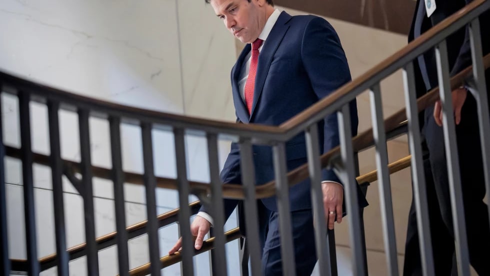 El secretario de Estado de Estados Unidos, Marco Rubio, llega al Capitolio, en Washington, el 5 de enero de 2026 para una reunión a puerta cerrada para informar a los líderes del Congreso sobre la operación para capturar al presidente de Venezuela, Nicolás Maduro. (AP Foto/J. Scott Applewhite)