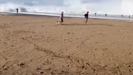 Un ciudadano captó el fuerte oleaje del domingo en la playa Puerto Nuevo.