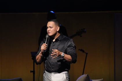 San Juan, P.R.- Otro de los invitados de la noche lo fue Víctor Manuelle, quien interpretó el tema "Si volviera Jesús". (2 de noviembre de 2025)