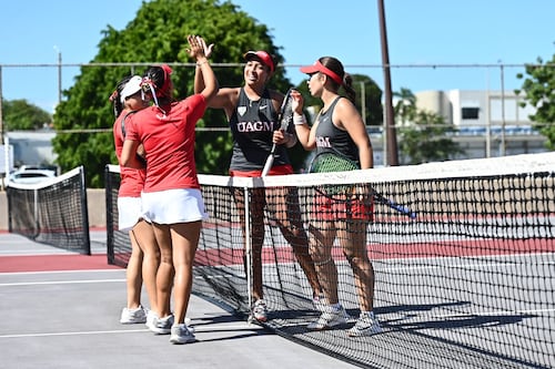 Las campeonas Taínas de la UAGM provocan partido decisivo en tenis